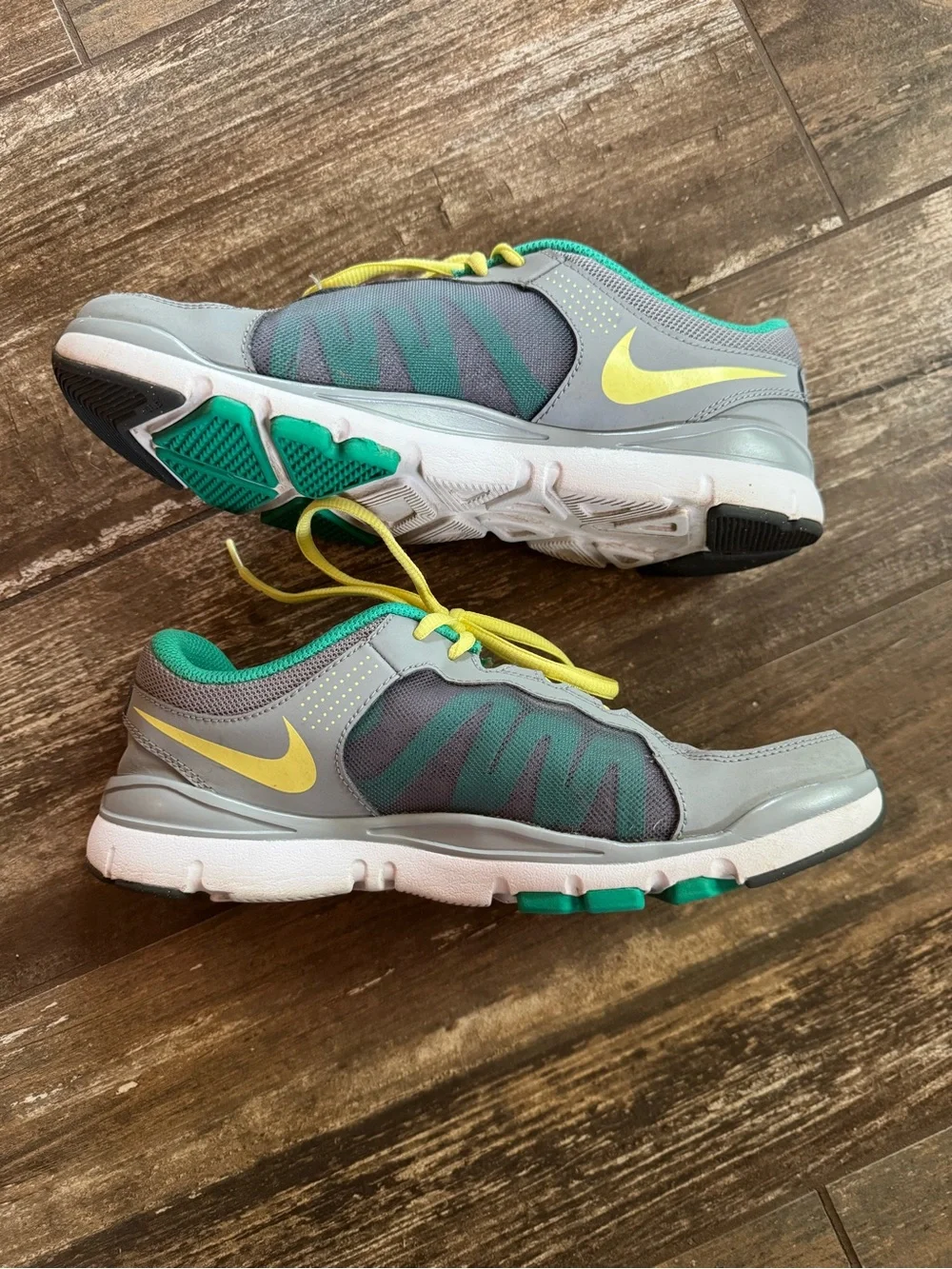Nike Flex Trainer 2 athletic shoes with yellow & teal accents women’s size 8.5